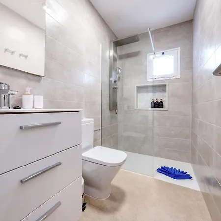 Essence Del Carmen *